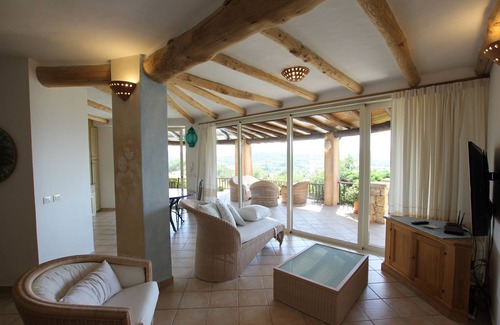Baja Sardinia Villa | Villa cerca de la playa con impresionantes vistas al mar, jardín y terraza