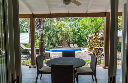Tamarindo Villa | Villa Coco Bolo: Chic! A 150 metros de la playa, piscina en cascada, wifi gratis!