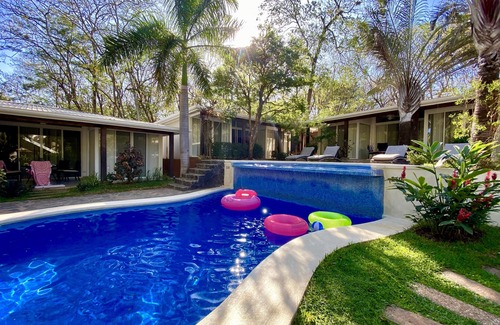 Tamarindo Villa | Villa Coco Bolo: Chic! A 150 metros de la playa, piscina en cascada, wifi gratis!