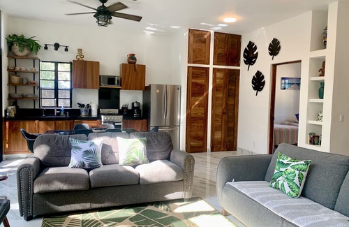 San Francisco Casa | Villa Cocos, Modern Family Retreat, Cozy & Private just 3 Blocks from the Beach