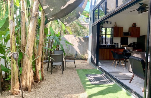 San Francisco Casa | Villa Cocos, Modern Family Retreat, Cozy & Private just 3 Blocks from the Beach