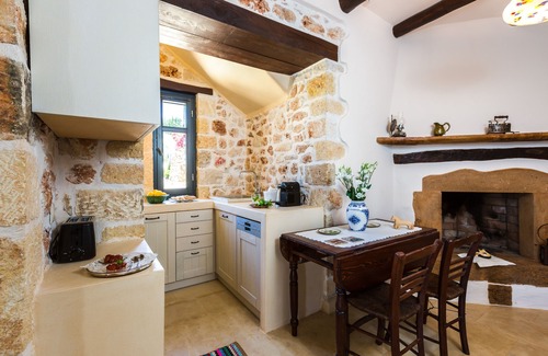Achlades Villa | Único y suntuoso complejo de villas cerca de Rethymno con impresionantes vistas al campo.