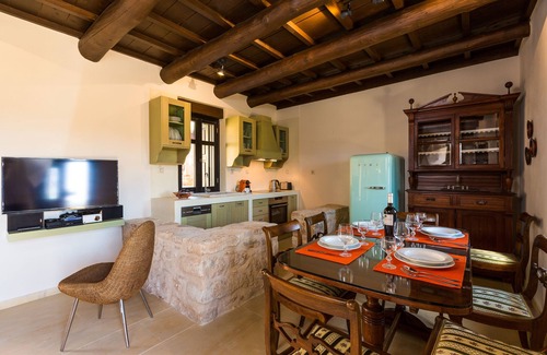 Achlades Villa | Único y suntuoso complejo de villas cerca de Rethymno con impresionantes vistas al campo.