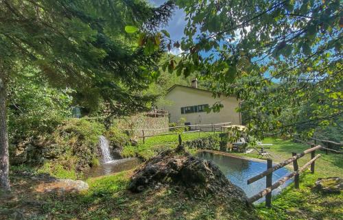 Borzonasca Apartamento | Villa con bosco giardino e ruscello ad uso esclusivo