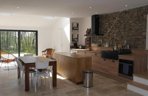 Locmaria Casa | Villa Contemporaine avec Jardin, à 1,5 km de la Plage: 8 pers., 2 Terrasses, Wi-Fi, Baignoire Balnéo - FR-1-418-198