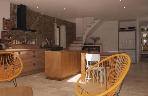 Locmaria Casa | Villa Contemporaine avec Jardin, à 1,5 km de la Plage: 8 pers., 2 Terrasses, Wi-Fi, Baignoire Balnéo - FR-1-418-198