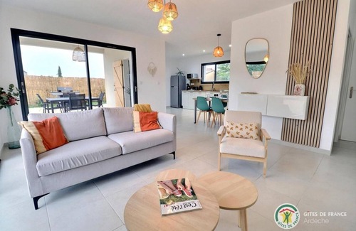 Grospierres Casa | Villa Contemporaine Avec Piscine Privée et Chauffée
