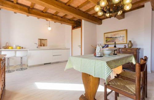 Sigillo Apartamento | Villa Costanzi: Comfy Apartment Below The Cucco