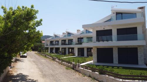Polichrono Villa | Villa Dahlia by the sea