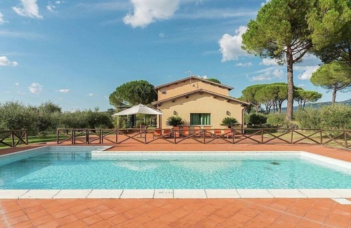 Quartaccio Villa | Villa Darlena: Una espléndida y luminosa villa de dos pisos rodeada de prados y verdes colinas.