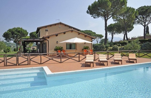 Quartaccio Villa | Villa Darlena: Una espléndida y luminosa villa de dos pisos rodeada de prados y verdes colinas.