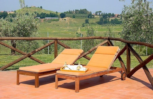 Quartaccio Villa | Villa Darmassina Grande: una espléndida y luminosa villa de dos pisos rodeada de prados y verdes colinas.