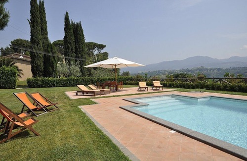 Calvi di Umbria Villa | Villa Darsia: Una espléndida y luminosa villa de dos plantas rodeada de prados y verdes colinas.