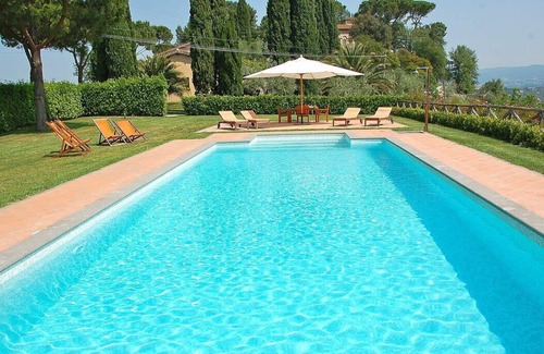 Calvi di Umbria Villa | Villa Darsia: Una espléndida y luminosa villa de dos plantas rodeada de prados y verdes colinas.