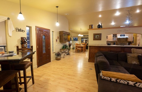 Pahrump Casa | VILLA DE FLORENZA custom home with pool and jacuzzi on fenced acre
