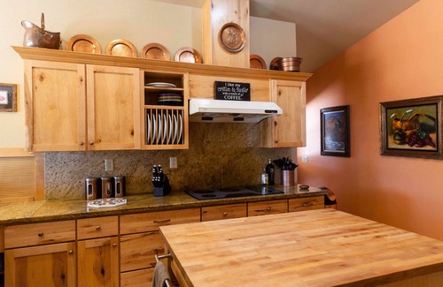 Pahrump Casa | VILLA DE FLORENZA custom home with pool and jacuzzi on fenced acre
