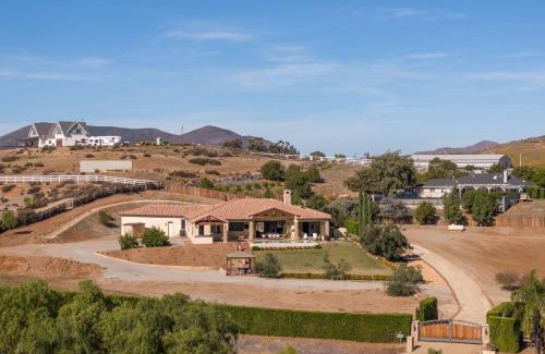 Temecula Casa | Villa de la Sky Ranch Sprawling Tuscan Villa in Wine Country