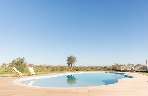 Santa Margarida da Serra Cabaña | Villa de Luxo Isolada no Alentejo Rural com Piscina e Jardins Privados