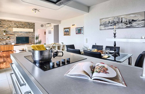 Jesenice Villa | Villa Del Mare - con nueve habitaciones, piscina, jacuzzi, sauna, parque infantil