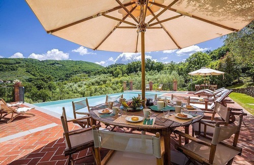 Monsummano Terme Villa | Villa Deliziosa: una antigua granja característica y acogedora en dos plantas rodeada de vegetación.