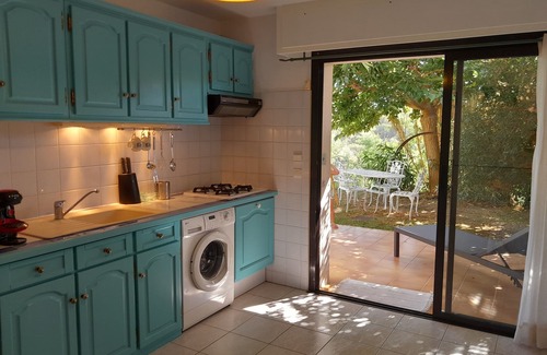 Bormes-Les-Mimosas Apartamento | Villa des Cyprès property magnificent secure and peaceful private parking lot