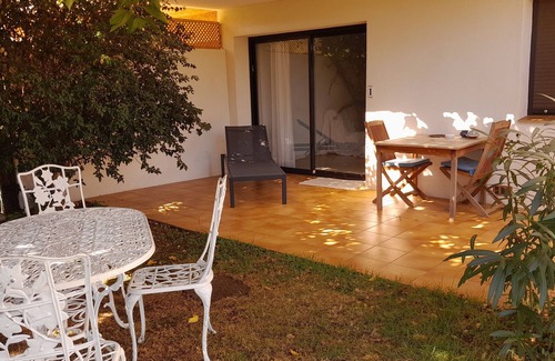 Bormes-Les-Mimosas Apartamento | Villa des Cyprès property magnificent secure and peaceful private parking lot