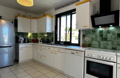 Juvignac Villa | Villa des Oliviers : les Oiseaux, la Piscine...la Ville et la mer Juste à Côté