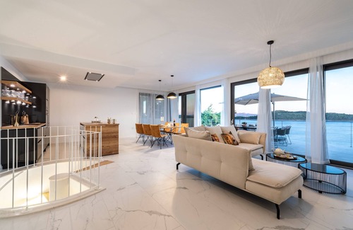 Prizba Villa | Villa Desire - Villa de tres habitaciones con piscina y vista al mar