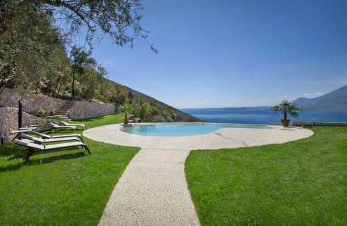 Brenzone sul Garda Apartamento | Villa Divina22- APT Icona con piscina e vista lago