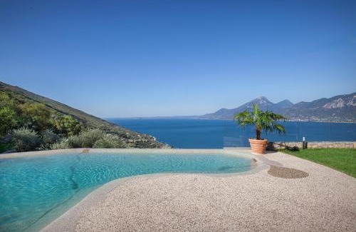 Brenzone sul Garda Apartamento | Villa Divina22- APT Icona con piscina e vista lago