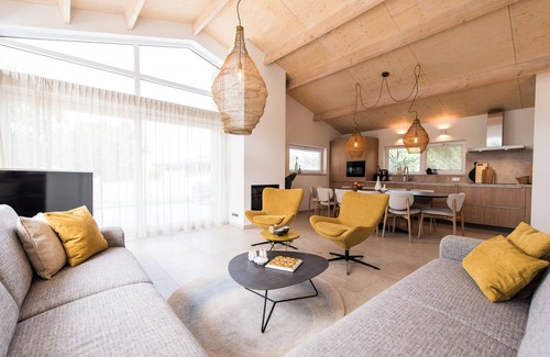 Buren Casa | A detached home De Dobbe located on the grounds of Klein Vaarwater in Buren.