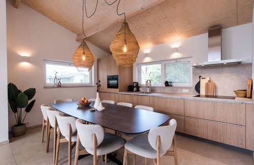 Buren Casa | A detached home De Dobbe located on the grounds of Klein Vaarwater in Buren.