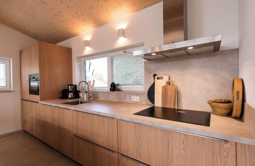Buren Casa | A detached home De Dobbe located on the grounds of Klein Vaarwater in Buren.