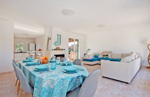 Calas de Mallorca Chalet De Esquí | Villa Domingos, una cómoda casa de vacaciones con piscina privada y barbacoa en Cales de Mallorca