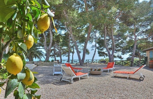 Licata Apartamento | Villa Donzella Piccola, fully refundable with voucher*: An elegant and welcoming apartment that is part of a villa which faces the sun and the sea, with Free WI-FI.