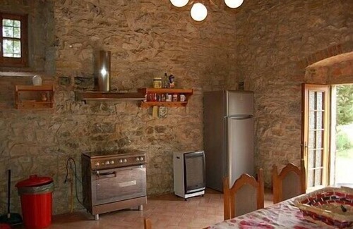Bucine Casa | Villa Doralicia B: una característica y acogedora villa histórica de dos pisos rodeada de vegetación.