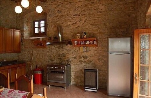 Bucine Casa | Villa Doralicia B: una característica y acogedora villa histórica de dos pisos rodeada de vegetación.