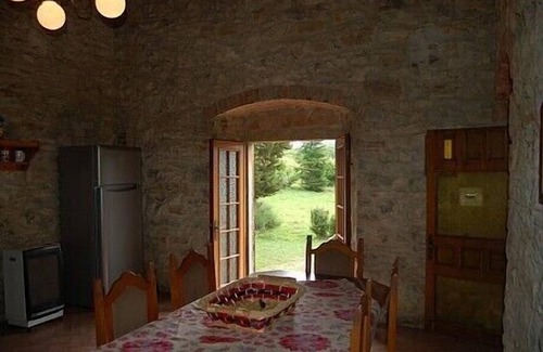 Bucine Casa | Villa Doralicia B: una característica y acogedora villa histórica de dos pisos rodeada de vegetación.