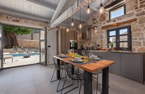 Vrznaveri Villa | Villa Dvori private pool