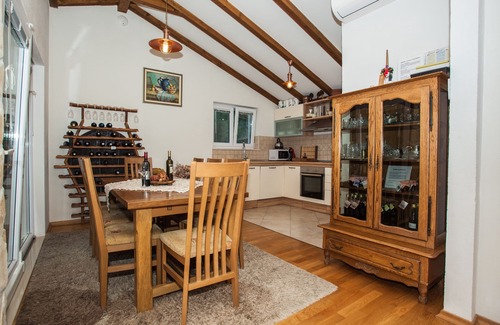 Omis Villa | Villa "Eagle", pieza aislada de su propio paraíso, piscina climatizada, bádminton