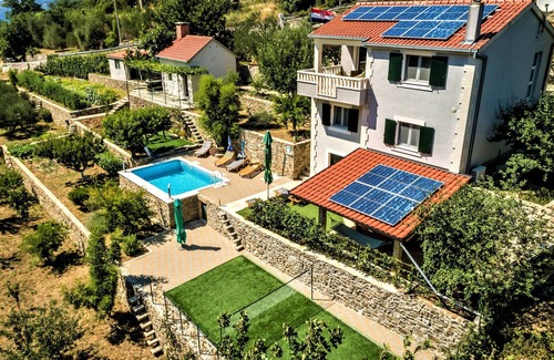 Omis Villa | Villa "Eagle", pieza aislada de su propio paraíso, piscina climatizada, bádminton