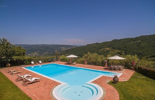 Monsummano Terme Villa | Villa Eccelsa: una villa histórica elegante y acogedora de dos pisos rodeada de vegetación.