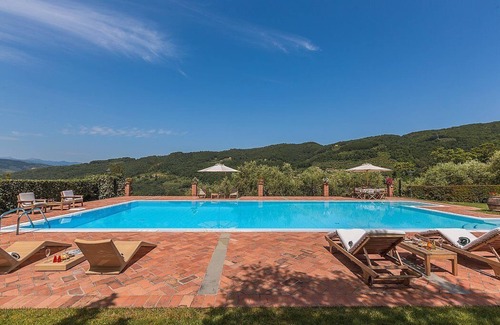 Monsummano Terme Villa | Villa Eccelsa: una villa histórica elegante y acogedora de dos pisos rodeada de vegetación.