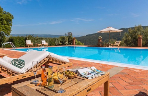 Monsummano Terme Villa | Villa Eccelsa: una villa histórica elegante y acogedora de dos pisos rodeada de vegetación.