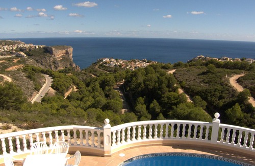Cumbre del Sol Chalet De Esquí | ¡Villa en la montaña con vistas al mar! Ideal para familias, con piscina propia.