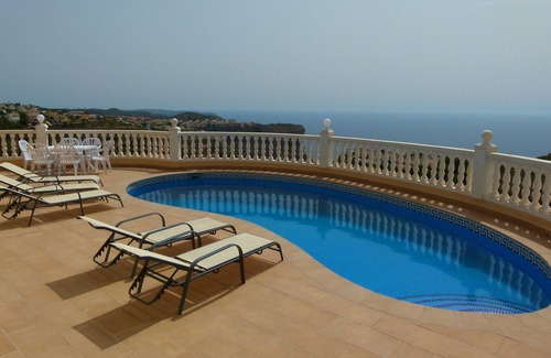 Cumbre del Sol Chalet De Esquí | ¡Villa en la montaña con vistas al mar! Ideal para familias, con piscina propia.