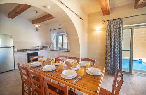 Ta' Għammar Villa | Villa Fana Titanju - Villa de piedra de 4 dormitorios - Hermosa campina y vistas lejanas al mar