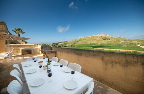 Ta' Għammar Villa | Villa Fana Titanju - Villa de piedra de 4 dormitorios - Hermosa campina y vistas lejanas al mar