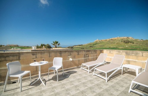 Ta' Għammar Villa | Villa Fana Titanju - Villa de piedra de 4 dormitorios - Hermosa campina y vistas lejanas al mar