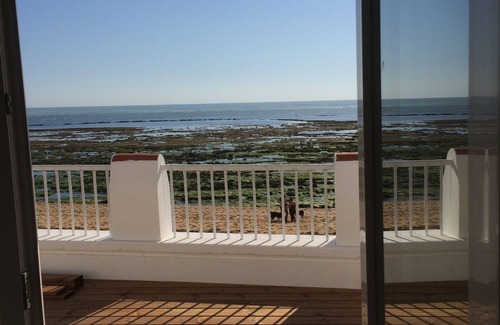 La Cotiniere Villa | Villa pies en el agua duerme 12 sala de estar sala de estar cocina vista al mar 5 dormitorios